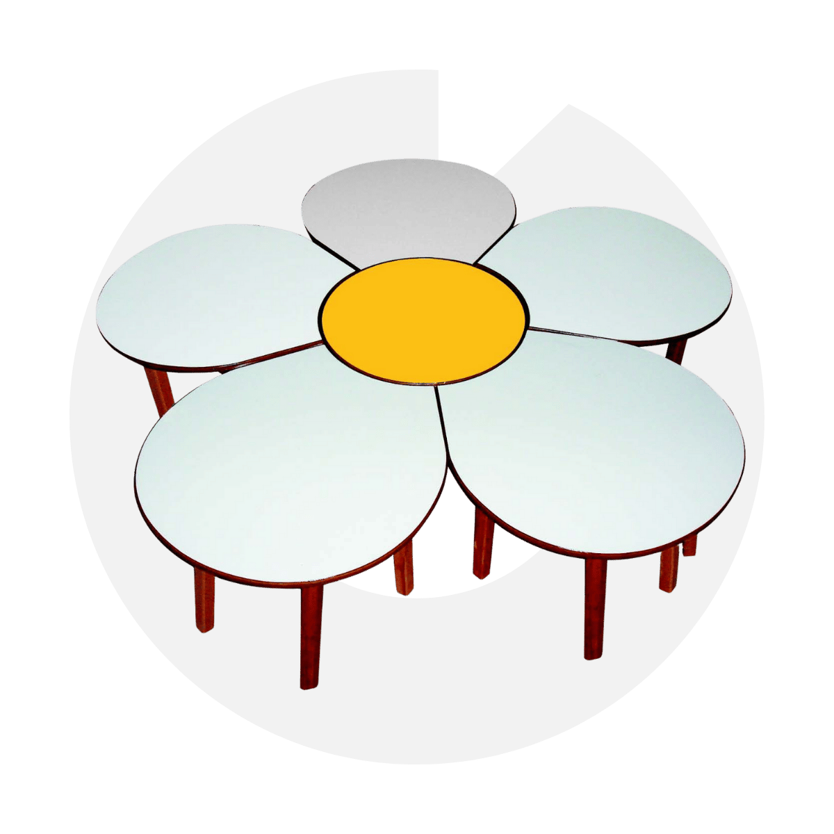 Papatya Masa ile sınıflarınıza enerji katın! 180 cm çapında, kayın ayaklı ve MDF tablalı dayanıklı anaokulu yuvarlak masa modelini hemen keşfedin.