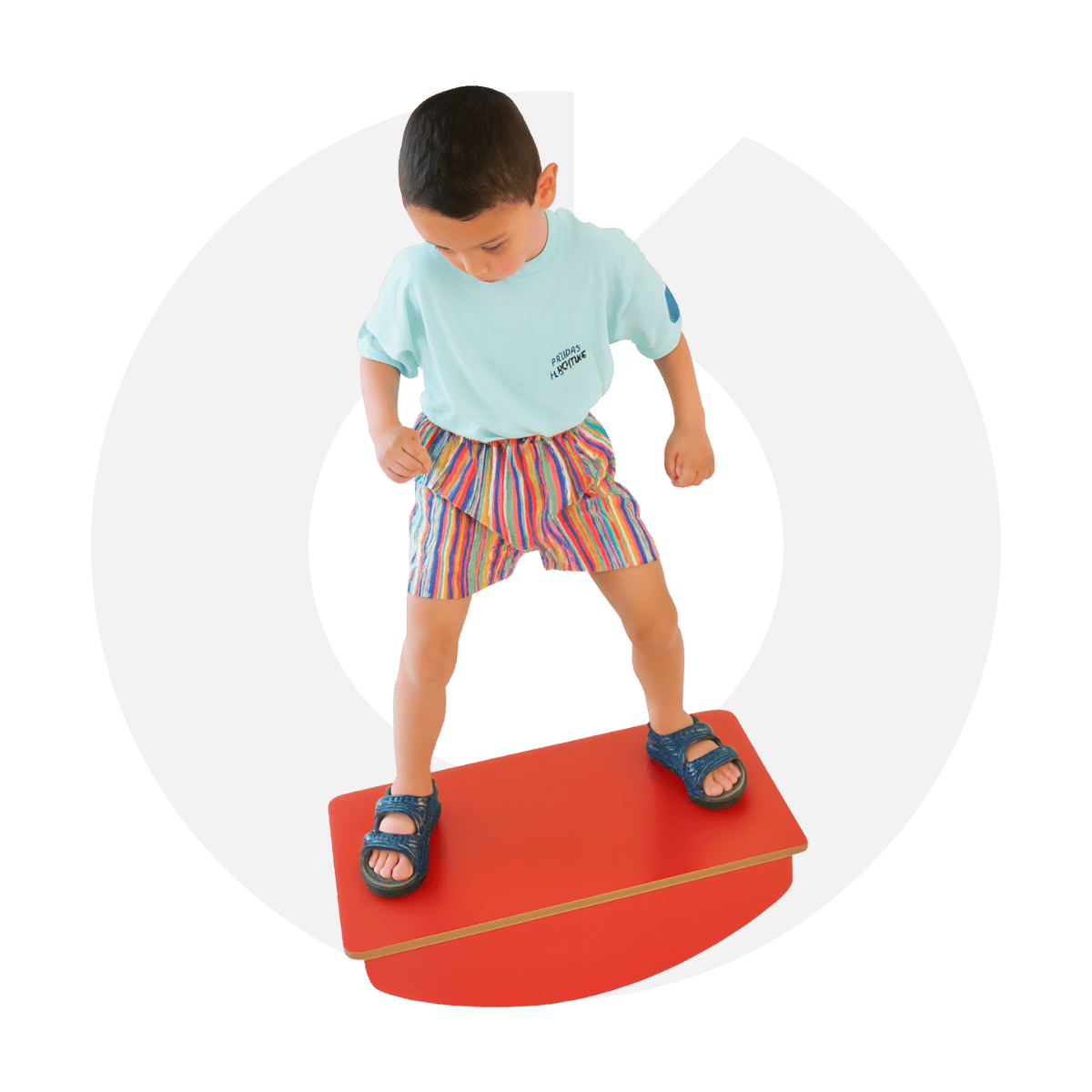 Kırmızı ahşap sandal denge tahtası üzerinde duran çocuk