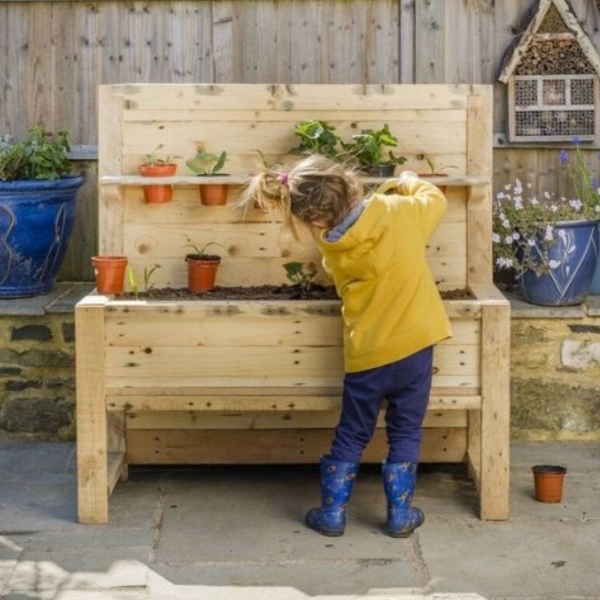 Sırtlı Raflı Saksı